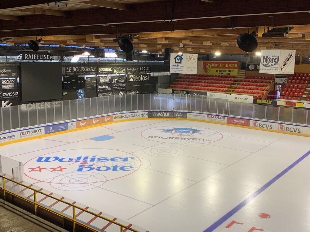 Das Logo von Stickeryeti hat einen besonderen Platz auf dem Eis der Eishalle Graben in Sierre.